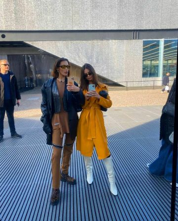 Bottega Veneta Moyen Froncé Napa Chaîne de Sac d'Embrayage usé par Emily Ratajkowski Milan le 23 février 2020