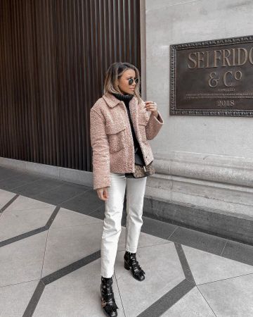 Ray Ban Round Sun­glasse of Jess on the Instagram account @coppergarden