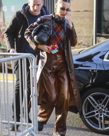 Prada Monolith Mini Bag Bota hasta la rodilla usada por Bella Hadid Milán 20 de febrero de 2020