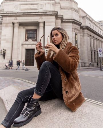 Steve Madden Black Boots of Jess on the Instagram account @coppergarden