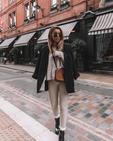 Topshop Skin­ny Bik­er Trousers of Jess on the Instagram account @coppergarden