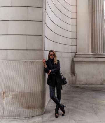 Mango Wool Blaz­er of Jess on the Instagram account @coppergarden