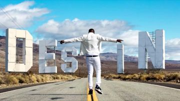 Jogger en jean blanc dans Ninho - Maman ne le sait pas (Feat. Niska)