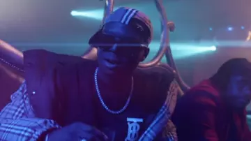 Casquette burberry dans Maes - Distant (Clip Officiel) ft. Ninho