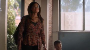 Haut fleur portée par Poppy Banques (Kimrie Lewis-Davis), de Parents Célibataires Saison 2 Épisode 16