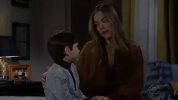 Anthropologie Scarlett Suédé Kimono porté par l'Espoir de Logan (Kim Matula) comme on le voit dans Le Gras et la Belle 21 février 2020