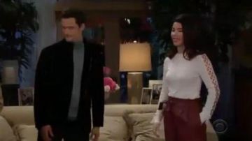 Bcbgmaxazria Burgundy Waist Shorts usados por Steffy Forrester (Jacqueline MacInnes Wood) como se ve en The Bold and the Beautiful 21 de febrero de 2020
