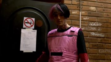 Chaleco rosa usado por Lil Peep como se ve en Everybody's Everything Official (Documental de Lil Peep)