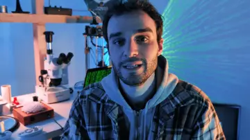 Jacket over-shirt of Dr. Nozman in artificial intelligence dangerous !?