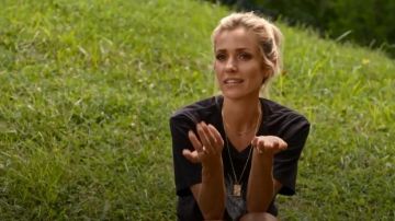 Camiseta gráfica Black Eagle usada por Kristin Cavallari en Very Cavallari Temporada 3 Episodio 7