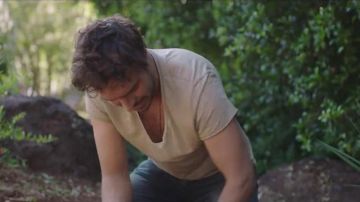 Camiseta beige de Damon Gameau en 2040
