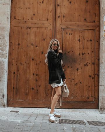 White Shoes of Jess on the Instagram account @coppergarden