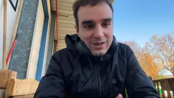 Rain jacket black has hood of Dr. Nozman in This micro spy can hear at 200m !?