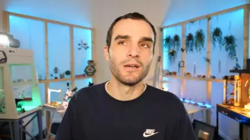 Sweatshirt navy blue logo nike of Dr. Nozman in OUR NOSE GROWS ALL OUR LIVES ? True or False #88