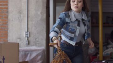 La veste en jean portée par Ana (Larissa Manoela) dans Mode Avion