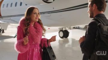 Rose Brevet Manteau porté par Fallon Carrington (Elizabeth Gillies) dans la Dynastie Saison 3 Épisode 13