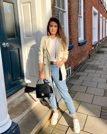 Bleu Jeans Tapered de Charlotte Rose sur Instagram account @modelmouth