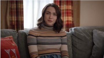 Côtelé rayé Strurleneck porté par Cara Bloom (Violet Beane) en Dieu demande d'ami Me Saison 2 Épisode 14