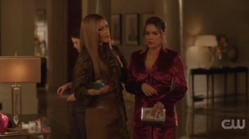 Gris CLuth Sac porté par Cristal Carrington (Daniella Alonso) dans la Dynastie Saison 3 Épisode 13