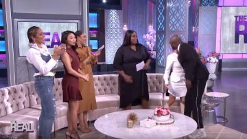 Zara Volants Bijou Bouton Haut porté par Amanda Seales sur Le Réel, le 21 février 2020