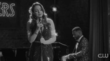 Bourgogne Robe à Paillettes porté par Fallon Carrington (Elizabeth Gillies) dans la Dynastie Saison 3 Épisode 13