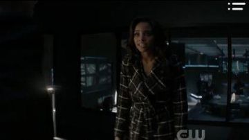 Abrigo negro a cuadros de tweed usado por Sophie Moore (Meagan Tandy) en Batwoman Temporada 1 Episodio 13