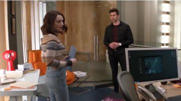 Taille haute straight jeans usés par Cara Bloom (Violet Beane) en Dieu demande d'ami Me Saison 2 Épisode 14