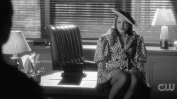 Animal Blazer Robe portée par Fallon Carrington (Elizabeth Gillies) dans la Dynastie Saison 3 Épisode 13