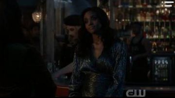 Silver Metallic Vneck Mini Dress usado por Sophie Moore (Meagan Tandy) en Batwoman Temporada 1 Episodio 13