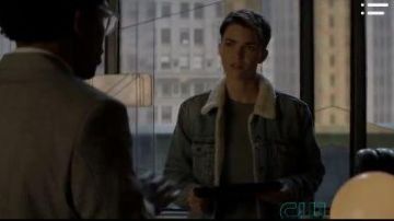 Chaqueta blue Sherpa Trucker usada por Kate Kane (Ruby Rose) en Batwoman Temporada 1 Episodio 13