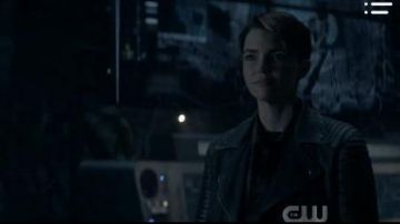 Chaqueta motera de cuero negro usada por Kate Kane (Ruby Rose) en Batwoman Temporada 1 Episodio 13