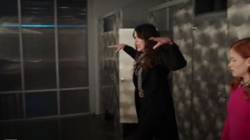 Trench Coat worn by Joan (Lauren Graham) in The Split Season 1 Episode 3