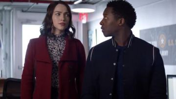 Manteau en laine porté par Cara Bloom (Violet Beane) en Dieu demande d'ami Me Saison 2 Épisode 14