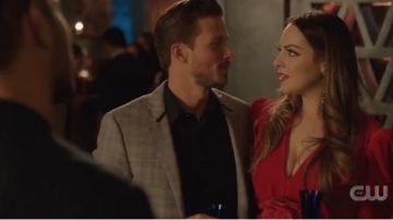 Rouge Robe de Velours porté par Fallon Carrington (Elizabeth Gillies) dans la Dynastie Saison 3 Épisode 13