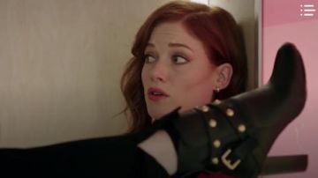 Botas de tacón negras usadas por Joan (Lauren Graham) en Zoey's Extraordinary Playlist Temporada 1 Episodio 3
