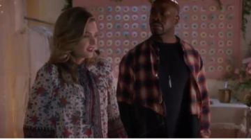 Flo­ral Silk Blouse worn by Sutton Brady (Meghann Fahy) in The Bold Type Season 4 Episode 5