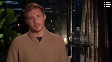 Suéter de cachemira marrón usado por Peter Weber en The Bachelor Temporada 24 Episodio 6
