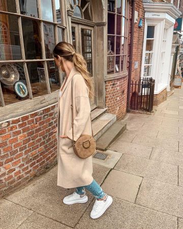 Round Leather Bag of Charlotte Rose on the Instagram account @modelmouth