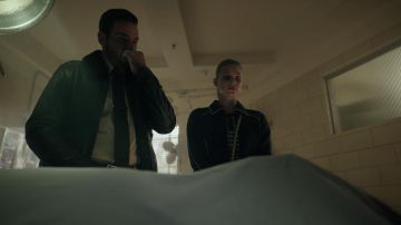 La veste de survêtement Opening Ceremony portée par Betty Cooper (Lili Reinhart) dans Riverdale (S04E04)