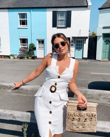 Mango Straw shoul­der bag of Charlotte Rose on the Instagram account @modelmouth