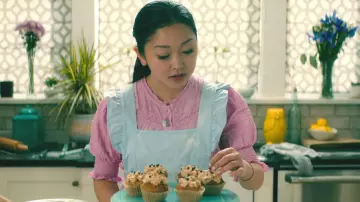 El delantal azul de Lara Jean (Lana Condor) en To All the Boys: P.S. Todavía te amo
