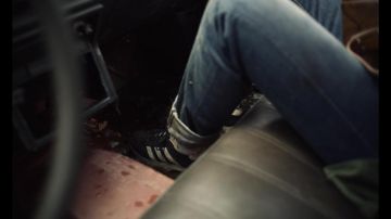 Zapatillas Adidas usadas por Elena McMahon (Anne Hathaway) como se ve en The Last Thing He Wanted