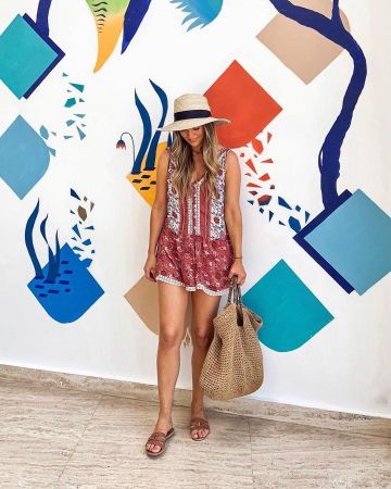 Leather San­dals of Charlotte Rose on the Instagram account @modelmouth