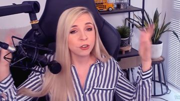 Shirt scratch white and blue of PIXIA in THE MINI HOUSES ?! - SIMS 4
