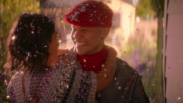 Sombrero de gorra Kangol Furgora en rojo usado por Erik Morales (Joseph Julian Soria) en Gentefied (S01E07)