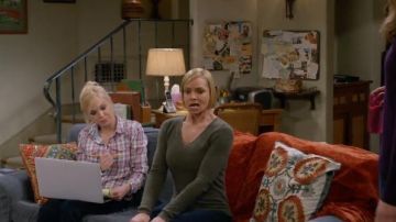 Camisa a cuadros usada por Christy (Anna Faris) en Mom Temporada 7 Episodio 16