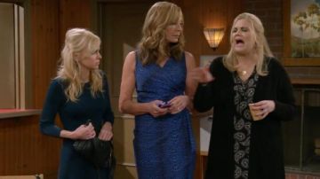 Vestido de cintura de corbata verde usado por Christy (Anna Faris) en Mom Temporada 7 Episodio 16