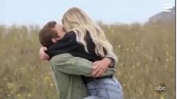 Pantalones delgados de mezclilla grises usados por Kelsey W. en The Bachelor Temporada 24 Episodio 7