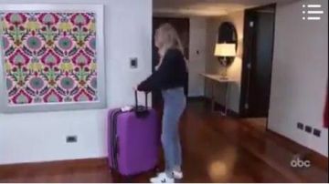 White Leather Sneak­ers worn by Kelsey W. in The Bachelor Season 24 Episode 7