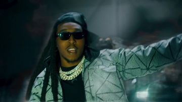 La camiseta negra de A-COLD-WALL usada por Takeoff en el video musical Give No Fxk de Migos, Young Thug, Travis Scott